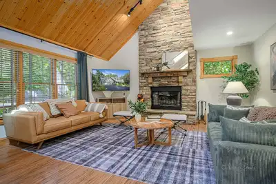 Image de King Bed : Deck w/Grill : Fireplace : Smart TVs : Pool + Gym Access : Ev level 2