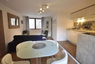 Appartement deux chambres avec balcon ensoleillé, vue sur les montagnes, terrasse privée et Wi-Fi