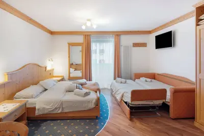 Image de Chambre 'Camera Quadrupla Genzianella' avec vue sur la montagne, terrasse partagée et Wi-Fi