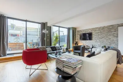 Image de Maison de vacances 'Grand Loft Plein Centre Concarneau' avec terrasse privée, Wi-Fi et climatisation