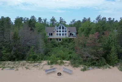 Image de Northwoods Beach House: Splash into Summer – Sandy Beach & Perfect Swimming!