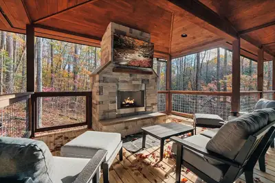 Image de Bluff Mountain Retreat: New and Modern w/ Indoor Pool and 3 En Suite Bedrooms