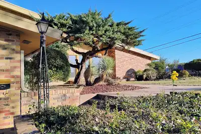 Image de A spacious country home right in the heart of the city \n