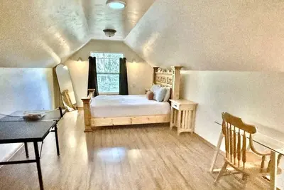 Image de Charming Quiet custom cottage! Ping Pong, Ninja Warrior setup! Firepit, orchard!