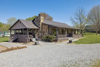 Image de Log Haven – Cozy Wears Valley Cabin with Hot Tub, Game Room, and Flat Yard for Dogs and Kids