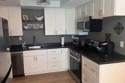 Image de Modern, renovated, 2 bedroom duplex. Great location. Close to hospitals.