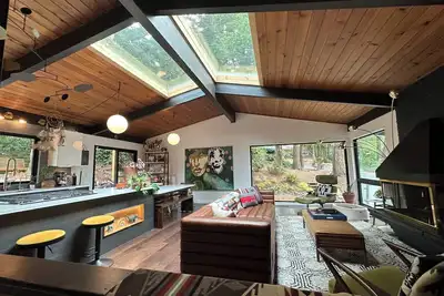 Image de Midcentury Modern – a true masterpiece inspired by the iconic Frank Lloyd Wright