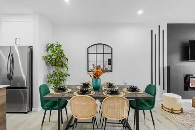 Image de Cozy | Sleeps 10 | Ac | FirePlace | Near West Edmonton Mall |King Bed