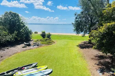 Image de Tranquil Lake Side Retreat: Your Perfect Getaway In Holdens Bay