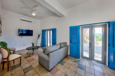 Image de Stylish Stay with Walkable Beach Access and Cafes