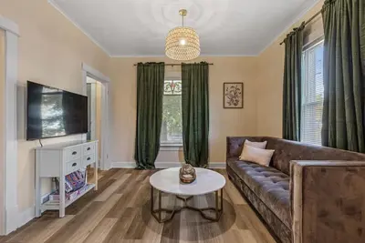 Image de Downtown Retreat - Cozy Home Near Iconic Downtown