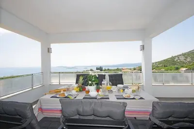 Image de Beautiful 3-Bedroom Apartment with Sea View.