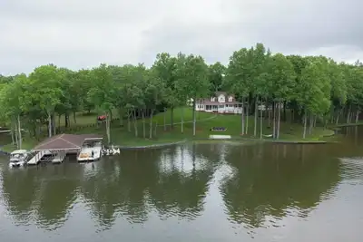 Image de Lakefront home with private dock, kayaks, beach, badminton, firepit, & deck