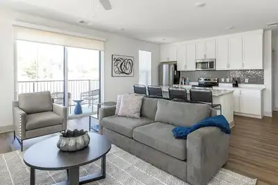 Image de Landing at The Gallery - 2 Bedrooms in West Hun. . .