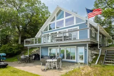 Image de Charming 4-bedroom beachfront chalet on Sand Point in Caseville Twp