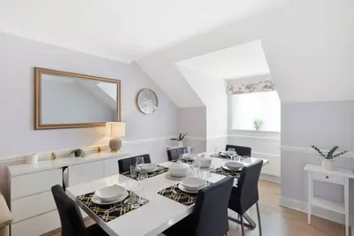 Image de Luxurious Penthouse with Equestrian Amenities for Long-Term Lease