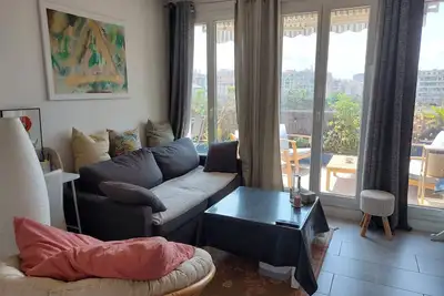 Image de Bel appartement d'artiste calme et lumineux. \nTerrasse plein sud, climatisation.