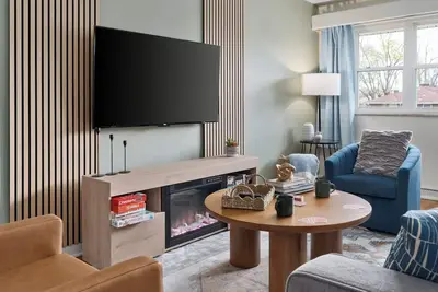 Image de Pro Designed | King Bed | Fireplace | Dogs Ok