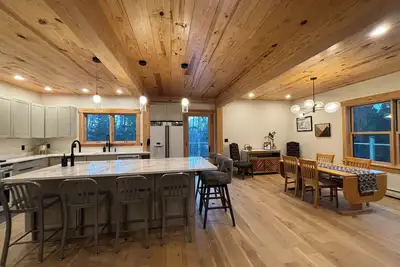 Image de New Stratton Ski Home- 10 minute drive to Both Stratton & Mount Snow!