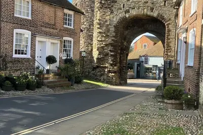 Image de Landgate Cottage is opposite the 14th Century entrance to historic Rye town