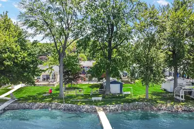 Image de New! Sunset Shores: Lakefront home with private pier/huge fenced yard! \n