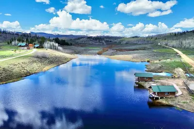 Image de Private mountain paradise! sleeps 8! snowmobiling, skiing, fireplace, hot tub!