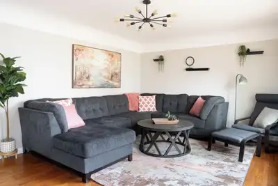 Image de Best of both worlds! Stylish home minutes from Downtown with all the amenities!