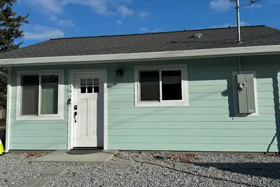 Image de Newer Cozy Cottage w/ Saltwater Spa!