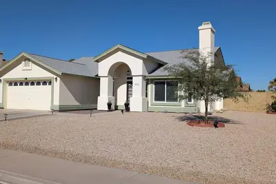 Image de Lovely home within walking distance to State Farm Stadium.