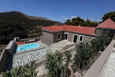 Image de Land Of Olive A traditional stone housewith pool in Ano Styra
