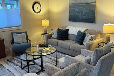 Image de Cozy Village Nest - Walk to Beach, Pub and Restaurants - King Bed + Fireplace