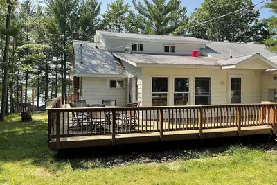 Image de Welcoming lake house with five bedrooms, hot tub and a huge deck on Tee Lake.