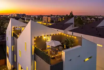 Image de City Luxe: 4br w/ Rooftop + Garage | Dt-Htx • Tmc