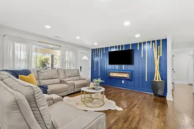 Image de Cozy Decatur Home with Indoor Fireplace & Firepit