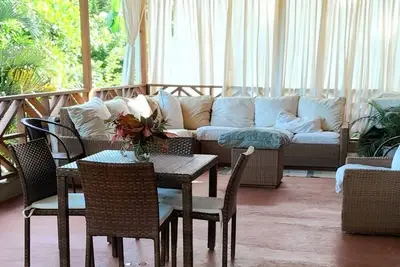 Image de Modern Eco lodge with A/C in bedrooms and 40ft patio for relaxation and fun.