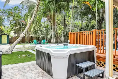 Image de Luxury Naples Getaway: Mini Golf, Hot Tub, Fire Pit