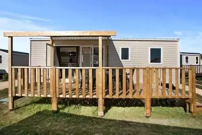 Image de Mobil-home | Premium | 3 Ch. | 6 pers. | Terrasse surélevée | A/C | Tv