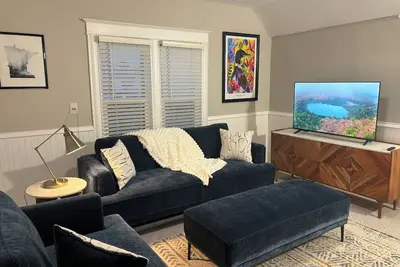 Image de Charming 2 Br Top Floor Retreat in Ne Mpls Arts District!