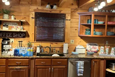 Image de Cozy 4-bedroom cabin with Ac and WiFi in lovely  holiday rough  with lake access