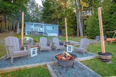 Image de Side by Side Cabins on Lake with Private Beach near Acadia National Park\n\n