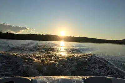 Image de Chalet au bord de l'eau, très grand terrain intime!