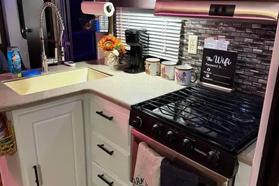 Image de With the Hollidays around the corner I have this cozy Rv that sleeps 6 people.