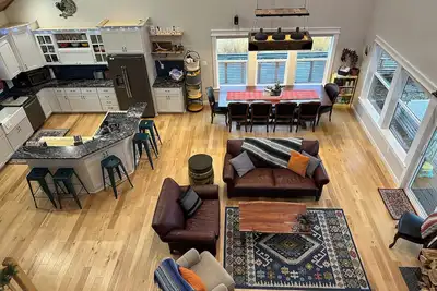 Image de Spacious 4-Bedroom Family-Friendly Home with Hilltop Views and Fiber Optic WiFi