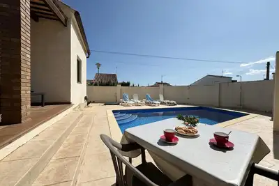 Image de Maison familiale avec piscine privée et terrasse.