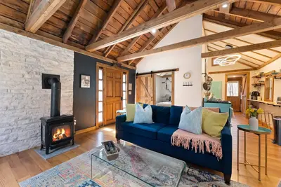 Image de Perfect Couples’ Cabin: Fireplace, Firepit, & Wine Nearby