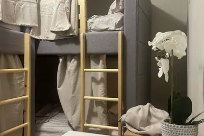 Image de 4 Individual Beds in a Shared Room\n