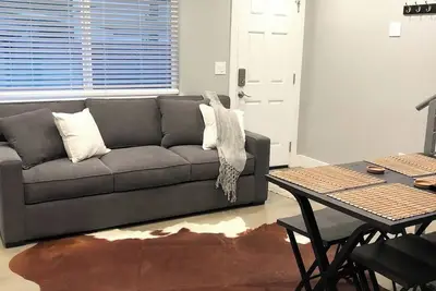 Image de Midtown Charm: Loft & Private Parking—Perfect Spot