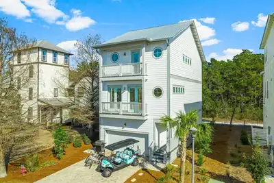 Image de Luxury Beach Glam Home: Walk/Bike/Golf Cart to Pools, Beach! Pet Friendly