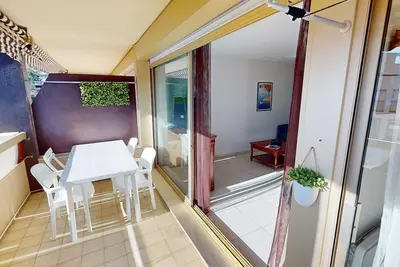 Image de 2p calme avec terrasse, piscine, parking et wifi