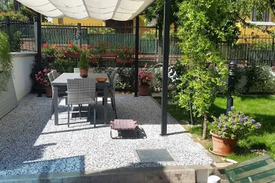 Image de Tavern with garden. Vacation at the beach or work at the Fair, all within 2 steps!